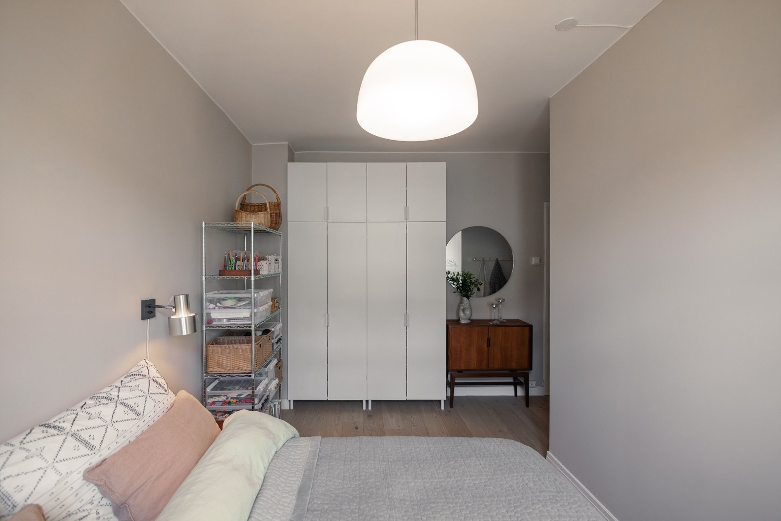 Det er gode oppbevaringsmuligheter i garderobeskapet. Galleribilde