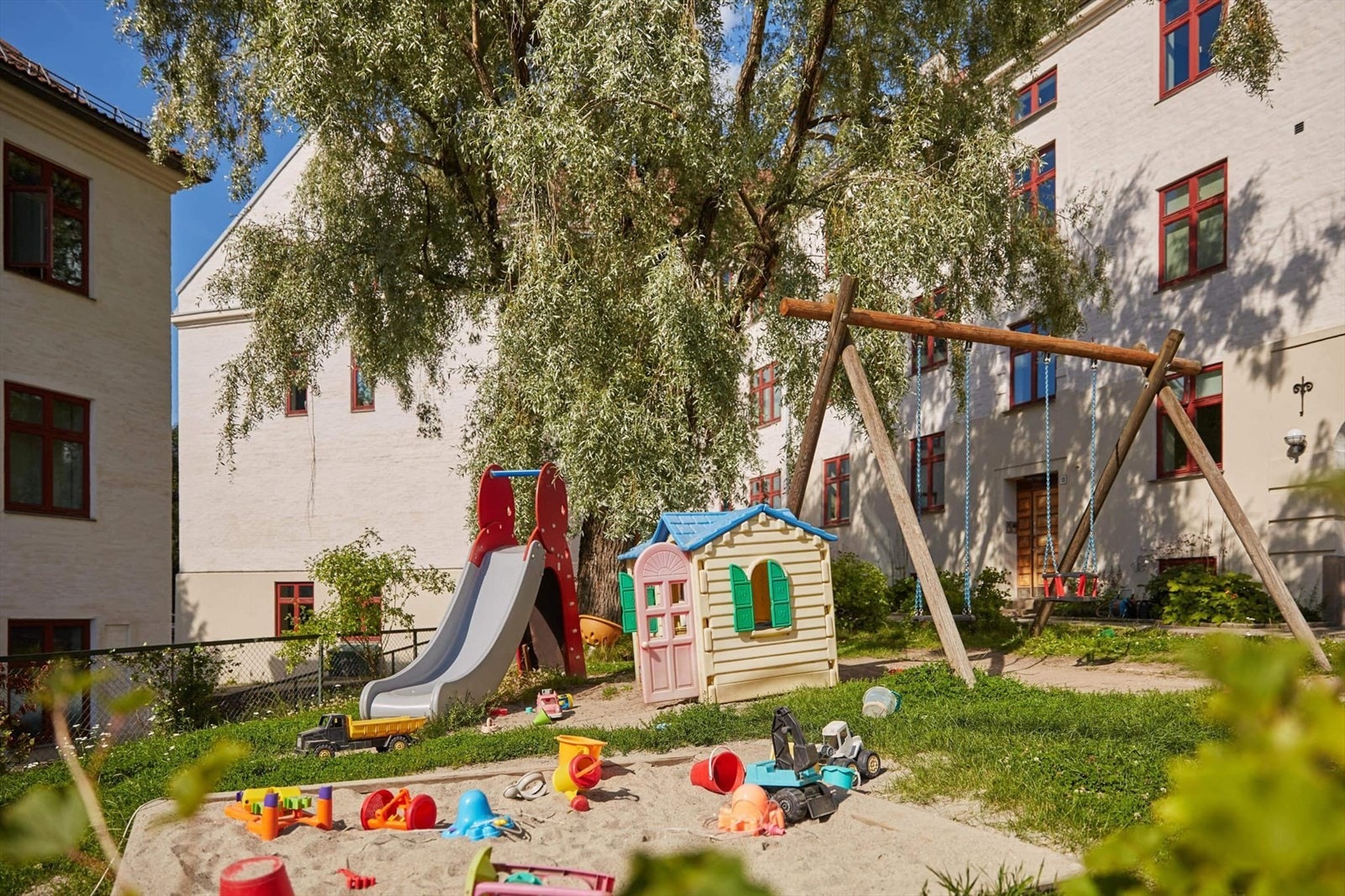 I bakgården er det også flere lekeapparater for de minste, som gir et trygt og morsomt uteområde for barna. Selger sier også at det er fantastisk at ungene trives i barnehagen rett ved. Galleribilde