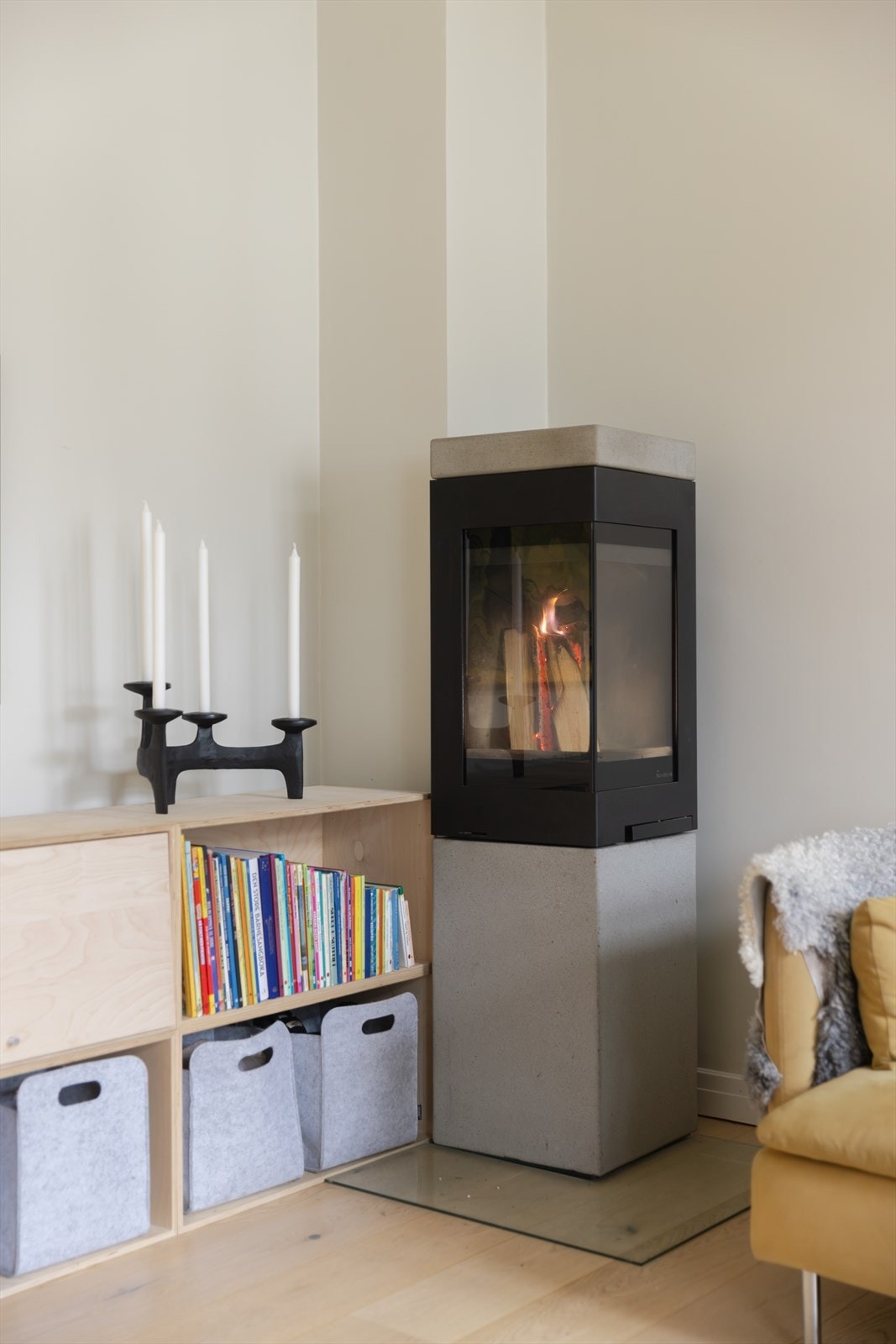 Her kan du nyte stemningen fra den vedfyrte peisen fra 2019 på en kald vinterdag. Peisen gir ikke bare varme, men skaper også en innbydende atmosfære. Galleribilde