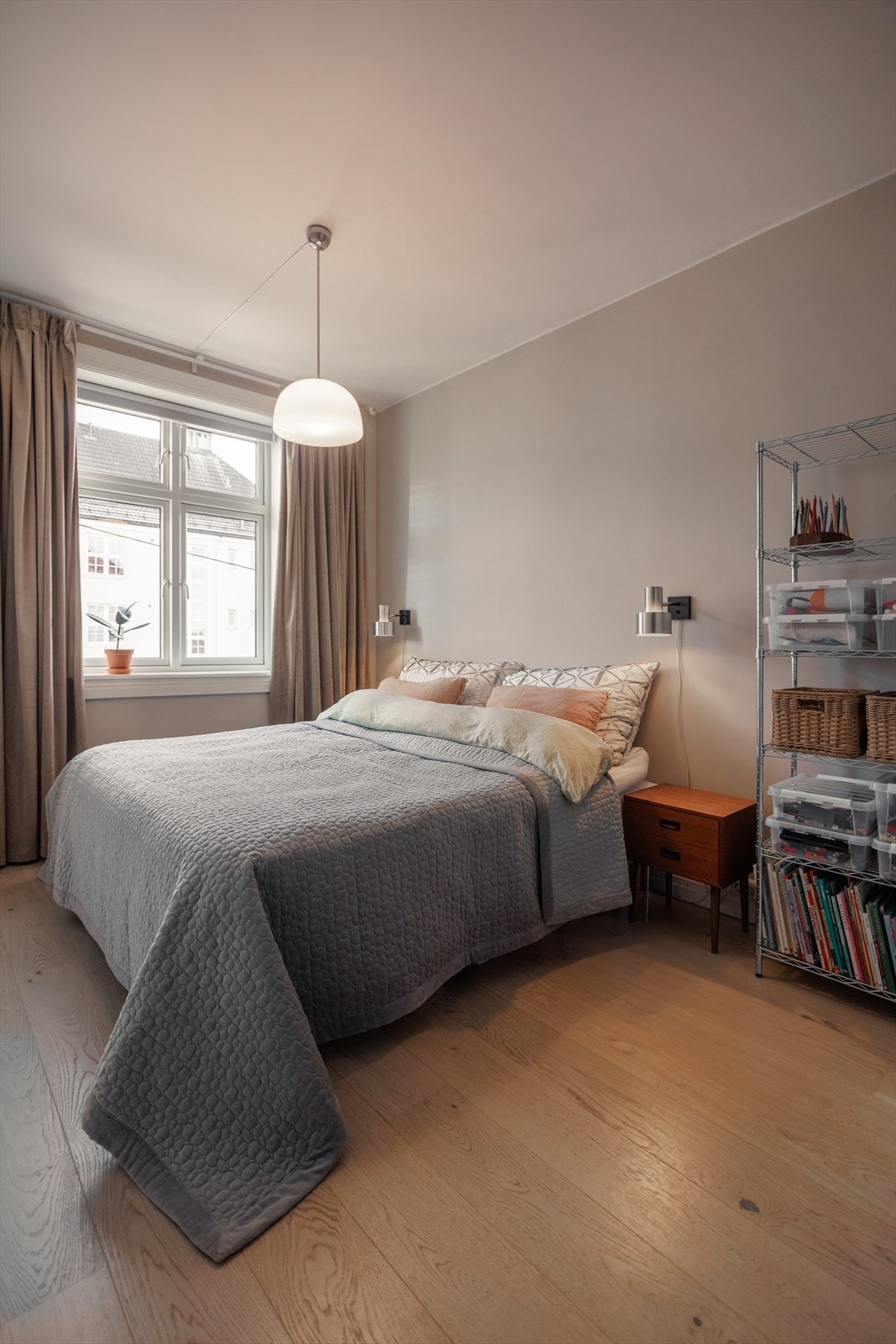 Hovedsoverommet er av god størrelse med plass til dobbeltseng, nattbord og tilhørende møbler. God plass til sprinkelseng eller tørkestativ. Galleribilde