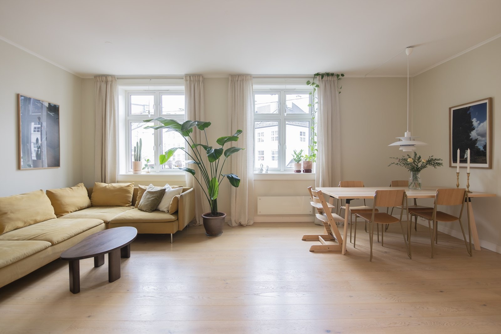 VELKOMMEN TIL DYNEKILGATA 4! Dette er en klassisk og romslig 3-roms leilighet med flott beliggenhet i 2. etasje. Leiligheten bevarer mye av den originale sjarmen fra 100 år tilbake, med originale dører og god takhøyde. Galleribilde