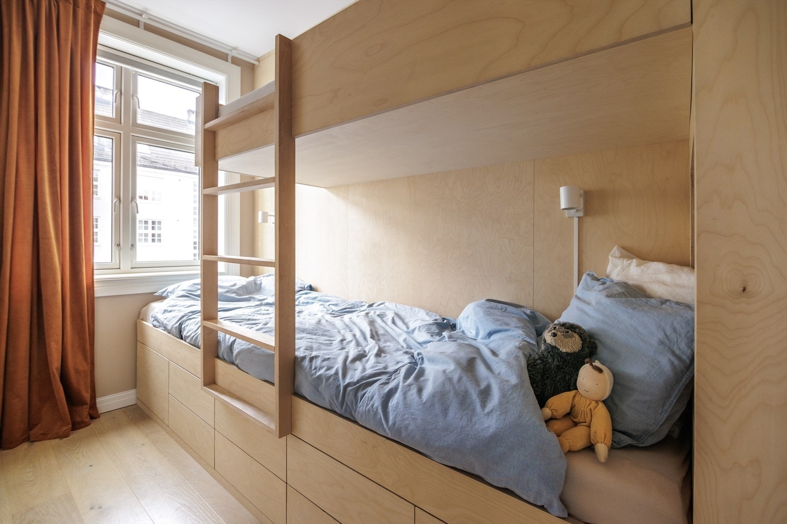 Fra stuen er det adkomst til soverom 2. Her er det bygget en plassbygd etasjeseng i bjørkefinér, som har plass til enten tre barn eller to voksne. Sengen er 3 meter lang og er utstyrt med innebygde IKEA Metod kjøkkenmoduler med push-åpning. Galleribilde