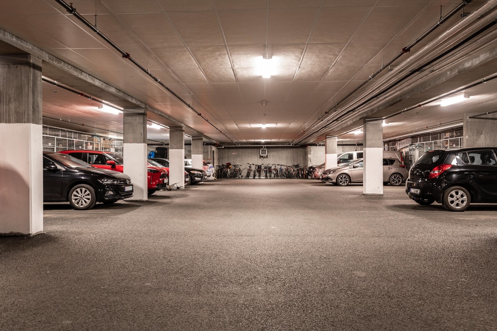 Det følger med to parkeringsplasser og boder i garasjekjelleren Galleribilde