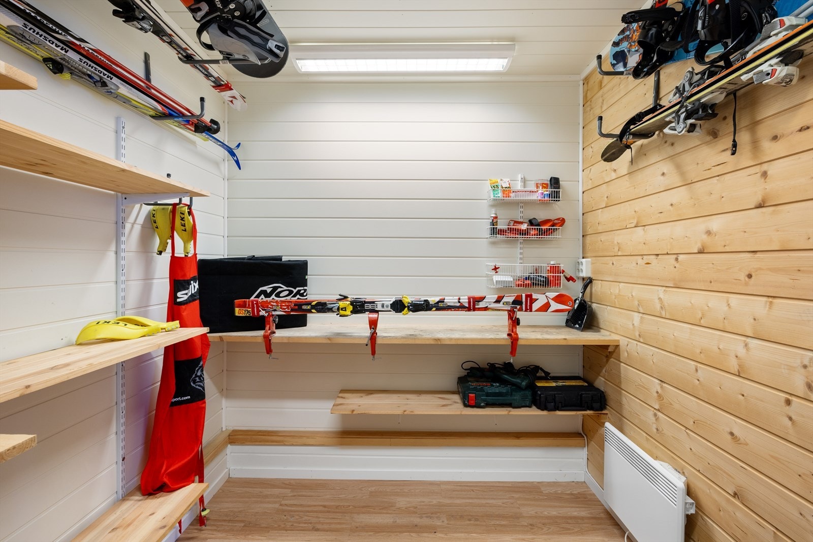 Bod i garasjen. Galleribilde