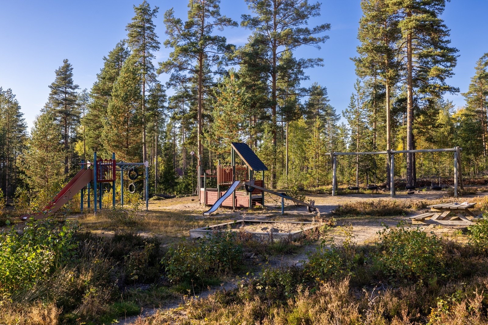 Nærområde med lekeplass. Galleribilde