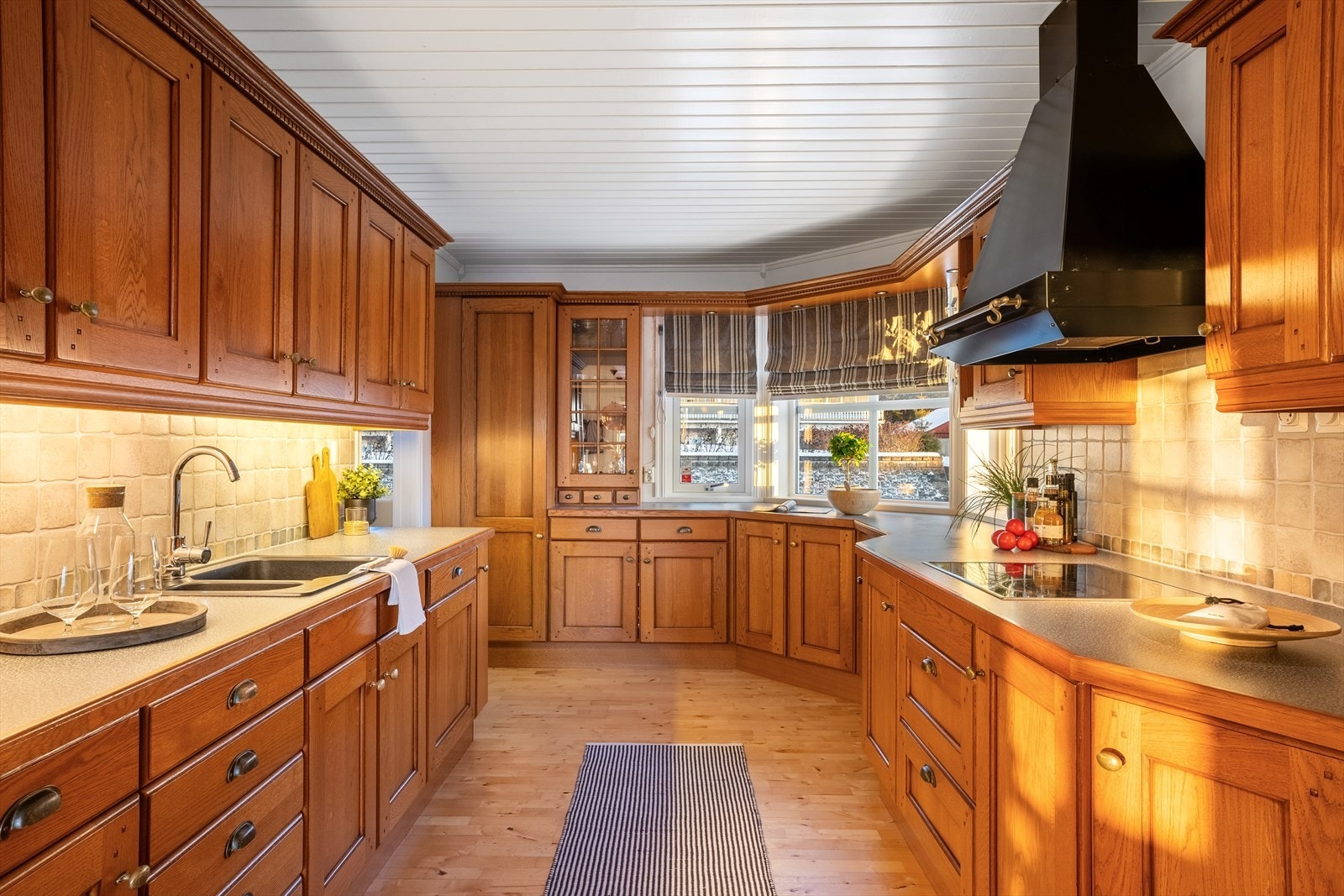 Kjøkken med god skap- og benkeplass. Galleribilde