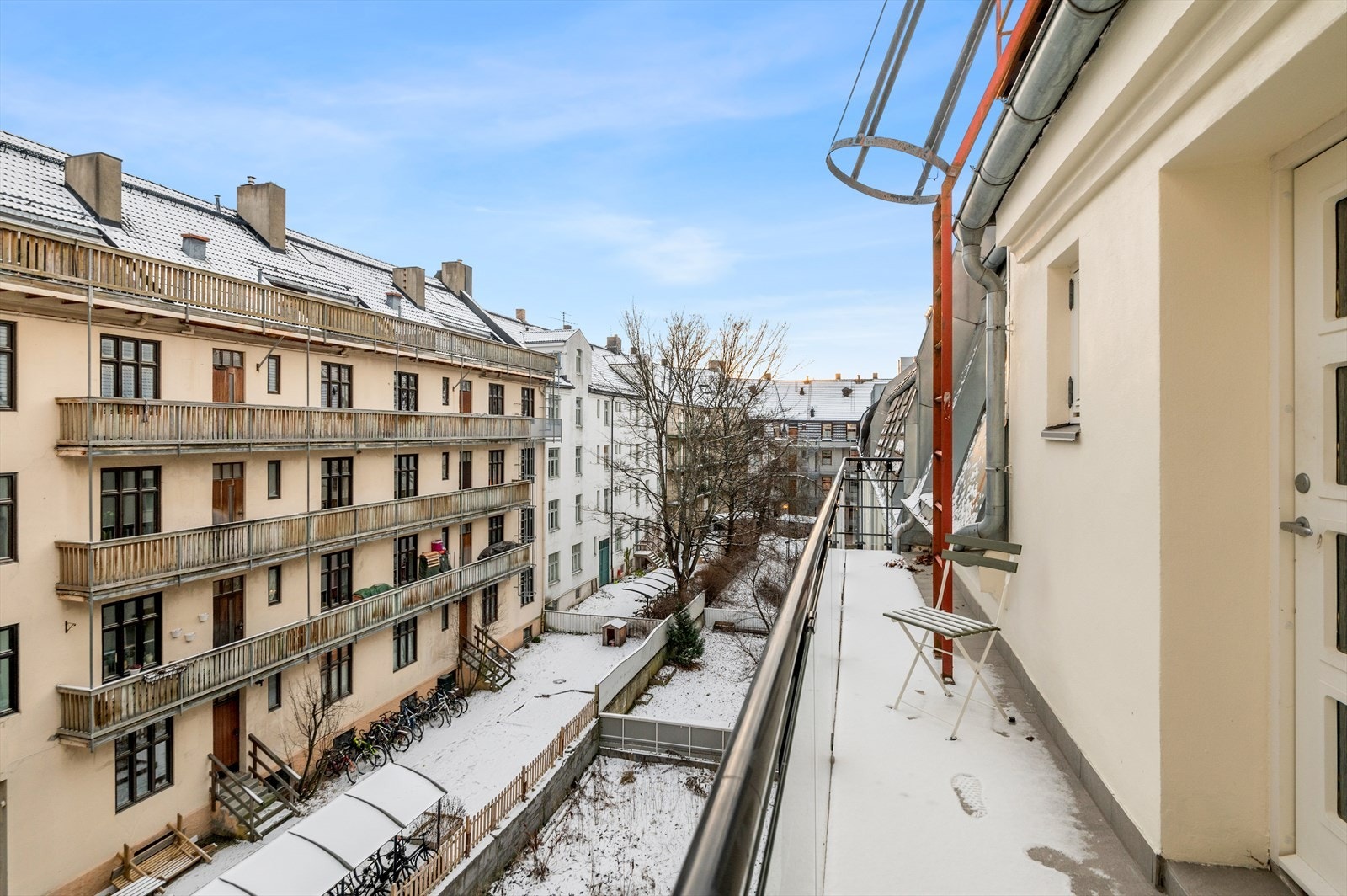 Leiligheten har tilgang til felles balkong med mulighet for sitteplasser Galleribilde