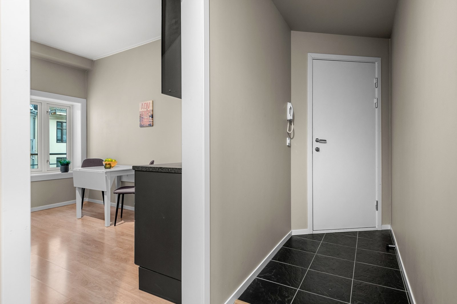 Entreen er på 6,5m² og byr på flislagt gulv ved inngangspartiet Galleribilde