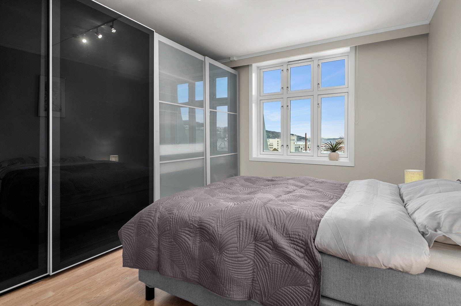 Soverommet byr på skyvedørsgarderober som gir rikelig med oppbevaringsplass Galleribilde