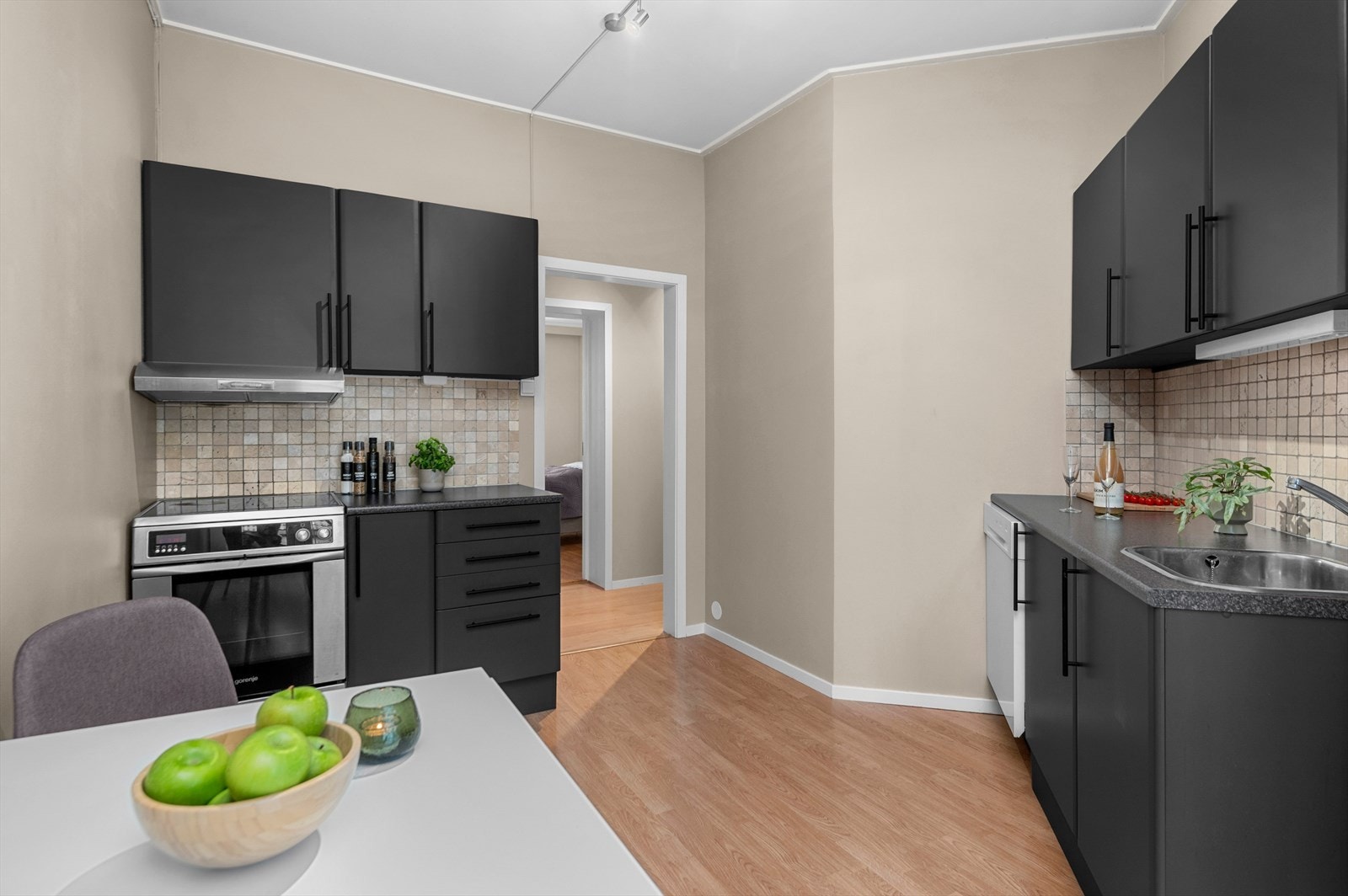 Stue og kjøkken er praktisk adskilt med mulighet for møblering til spiseseksjon på kjøkken Galleribilde