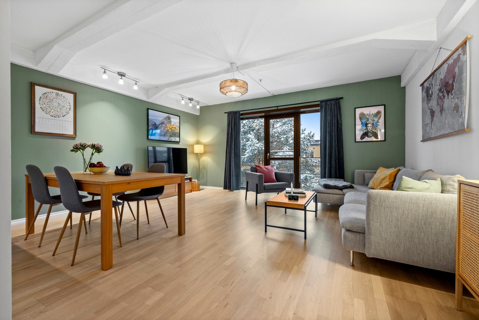 Leiligheten har en innbydende stue med store vindusflater. Galleribilde