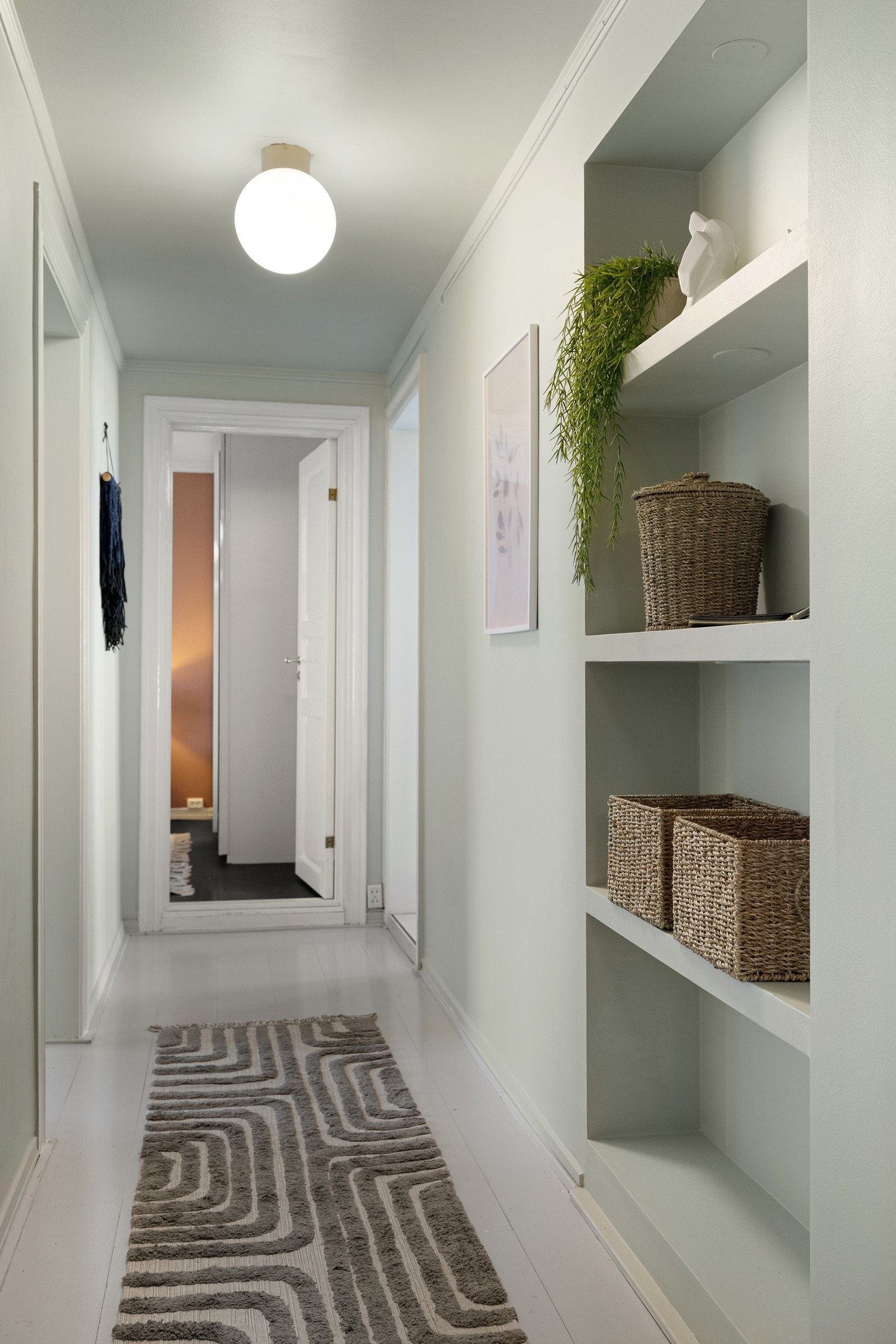 Innfelt hylleløsning i gangen. Galleribilde