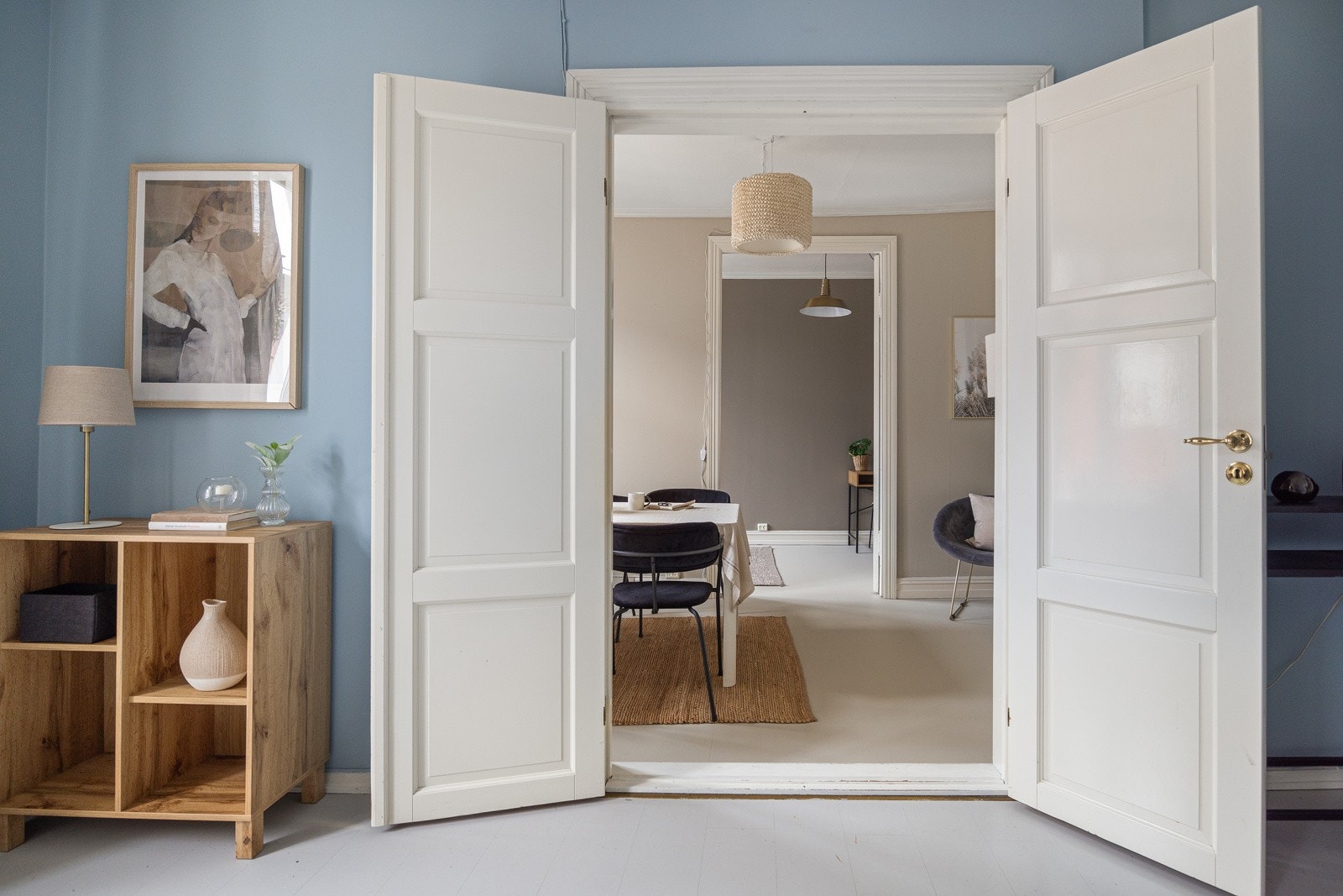 Boligen bærer preg av klassiske detaljer, slik som disse nydelige tofløyede dørene. Galleribilde