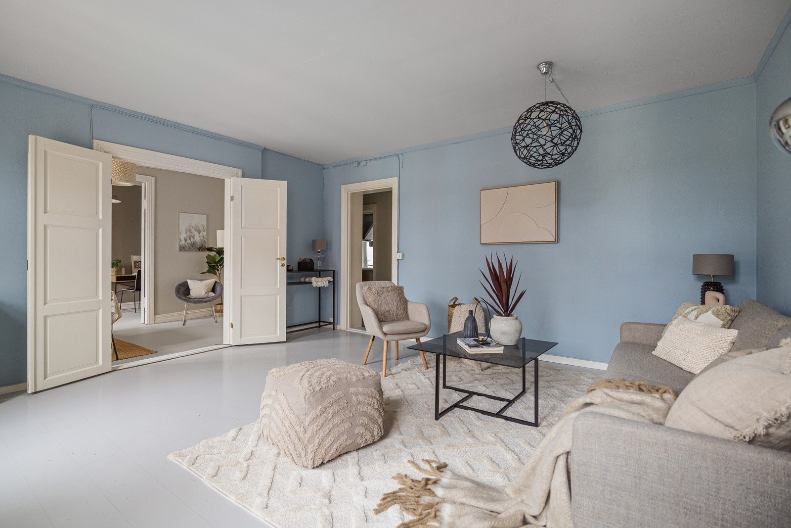 Romslig stue med mange møbleringsmuligheter. Galleribilde