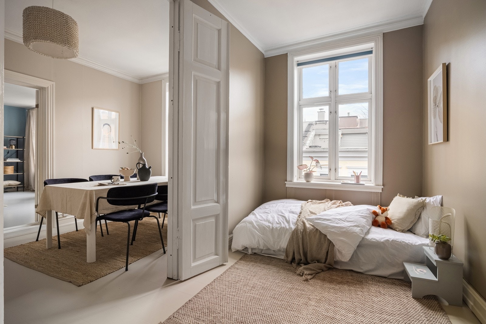 Rommet er stort og luftig. Galleribilde