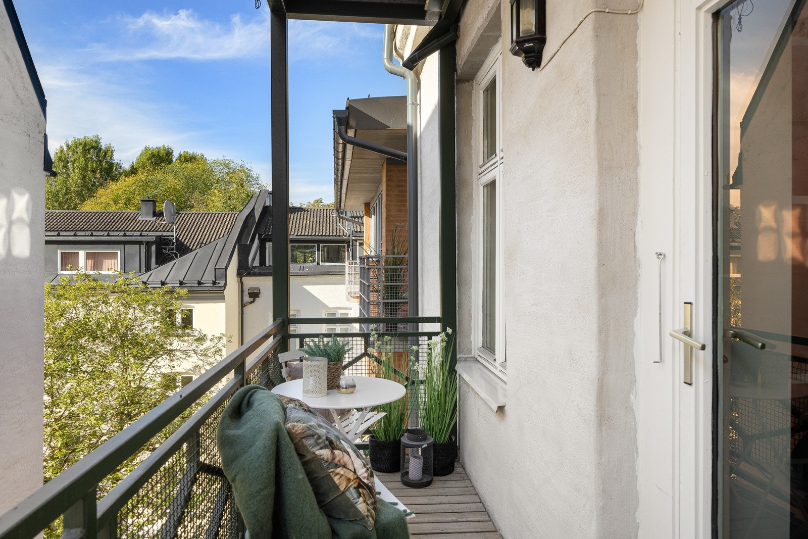 Balkongen vender inn mot rolig bakgård. Galleribilde