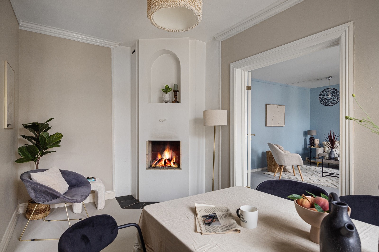 Åpen plassbygd peisovn gir en varm og lun atmosfære til rommet. Galleribilde