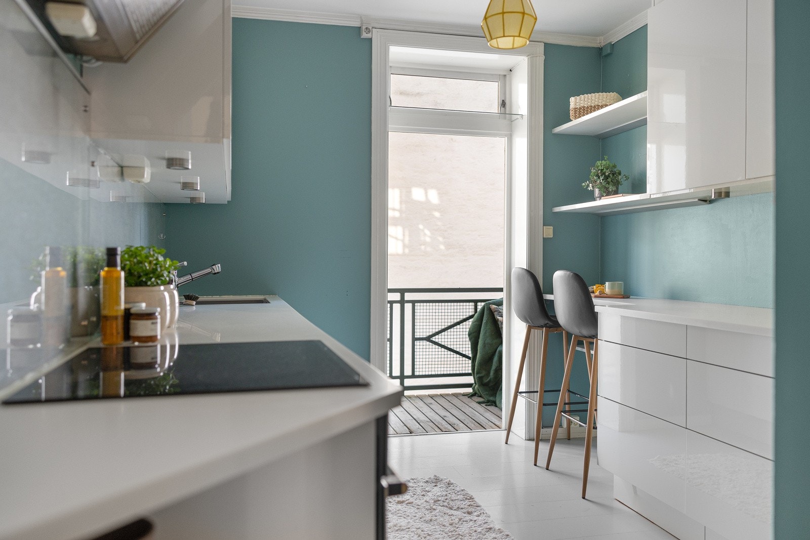 Separat, romslig kjøkken med masse skap- og benkeplass. Galleribilde