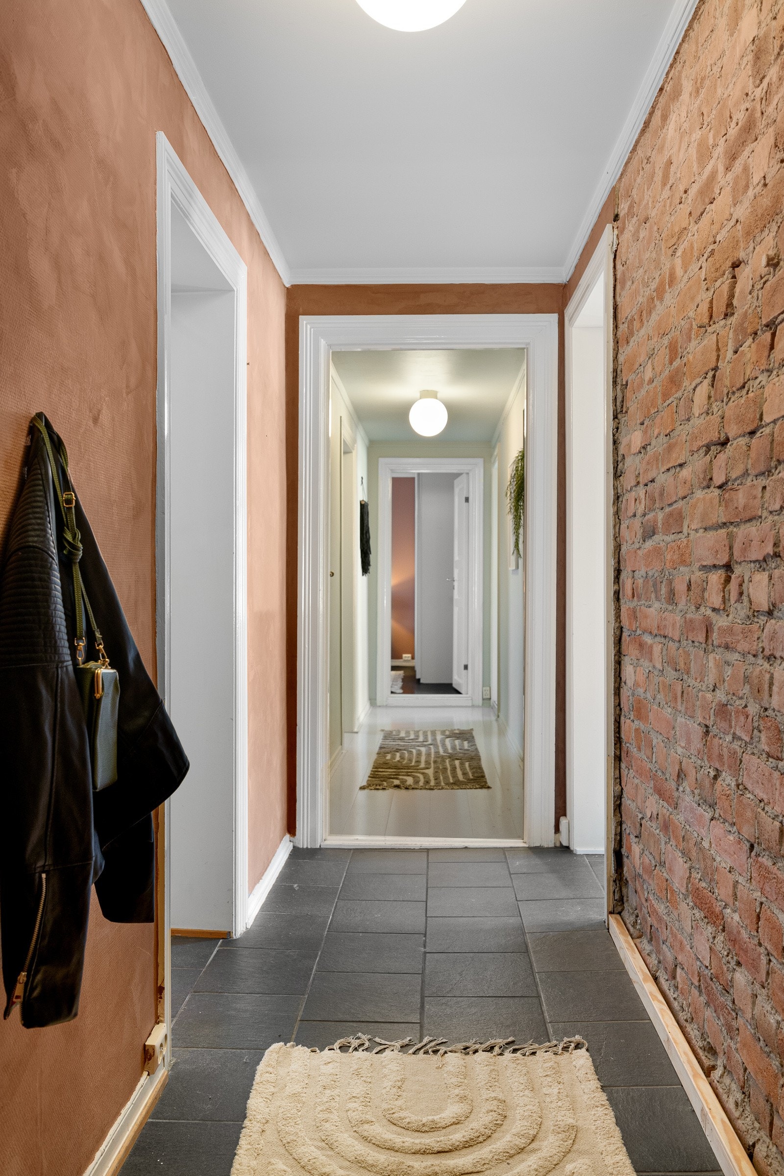 Velkommen inn! Legg merke til den flotte teglsteinsveggen. Galleribilde