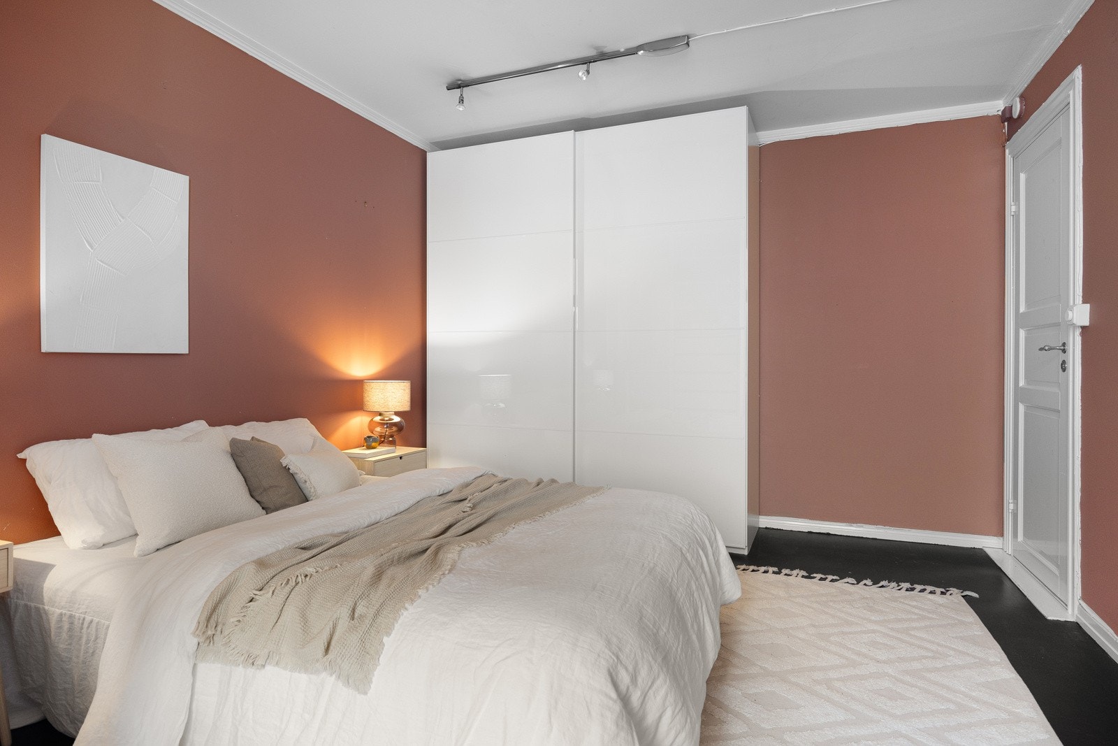 Rommet er malt i en behagelig farge. Galleribilde