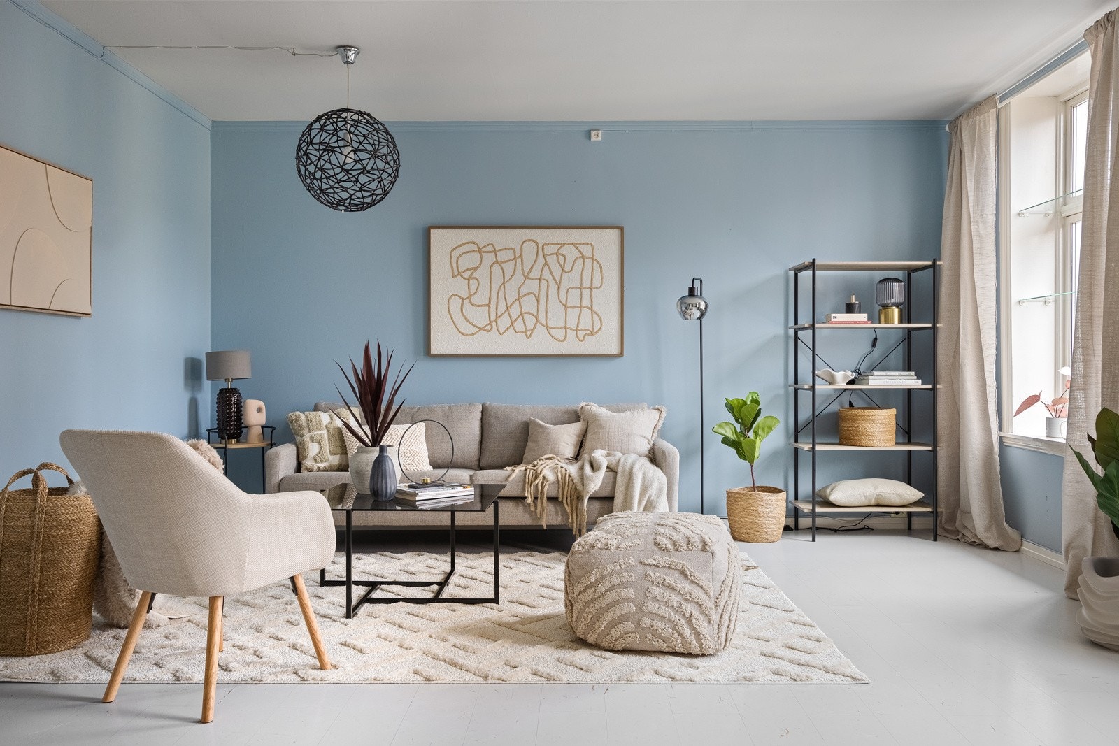 Leiligheten har en lys og innbydende stue. Galleribilde