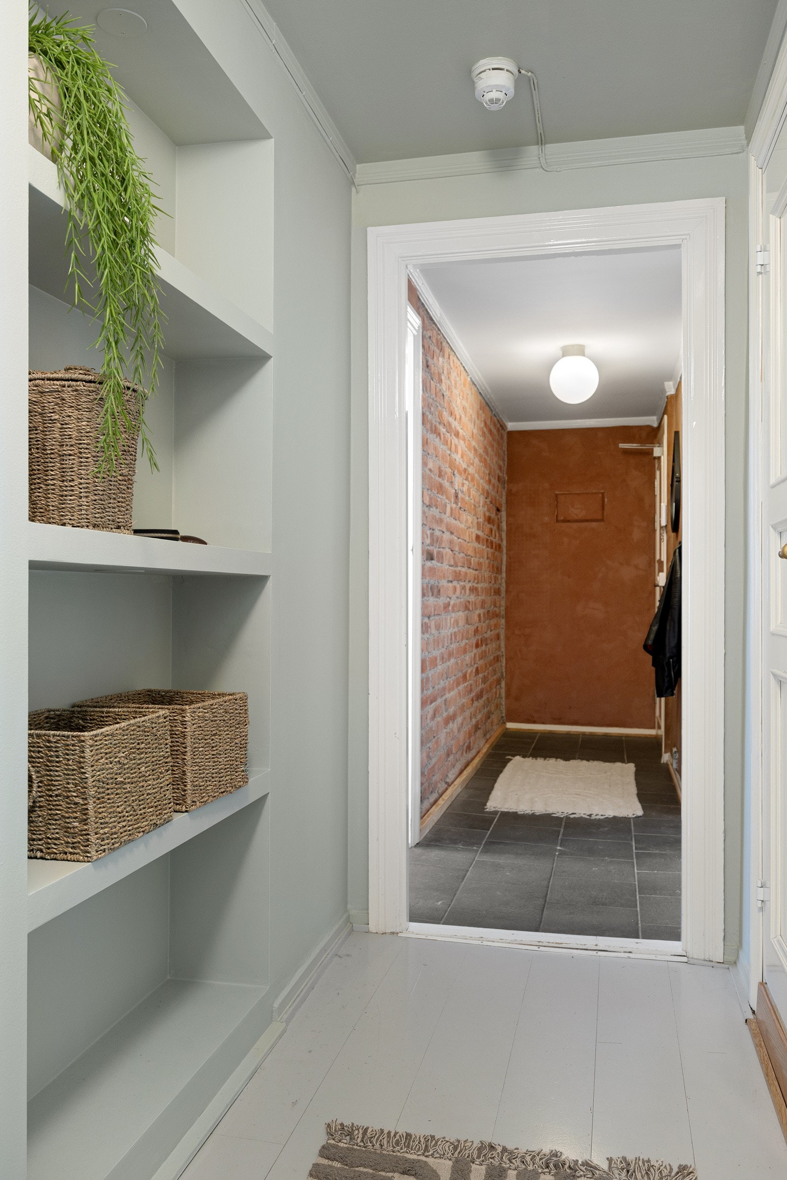 Innbydende entré med plass for å henge fra seg yttertøy. Galleribilde