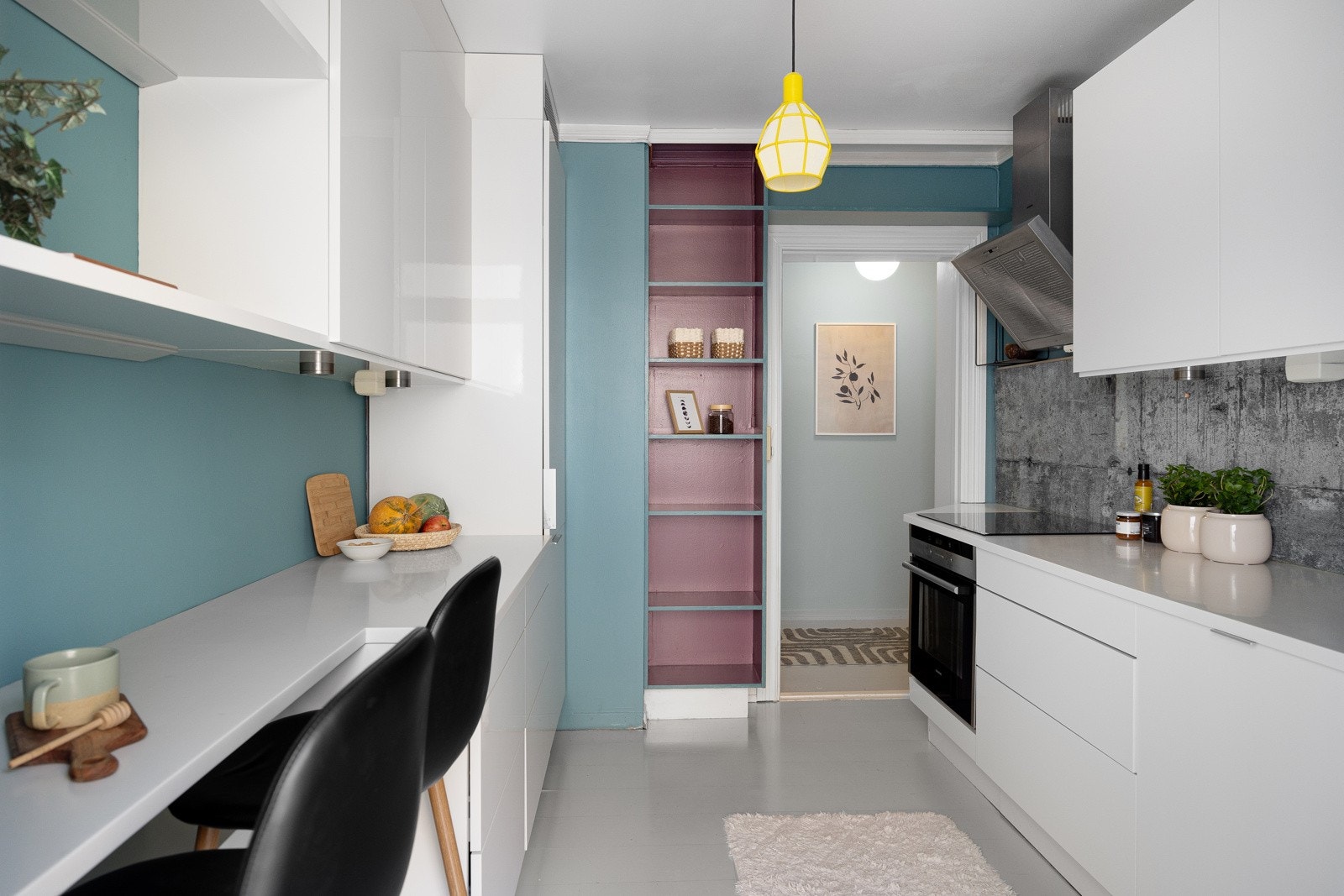 Integrert oppvaskmaskin, kjøl/fryseskap, stekeovn og induksjonstopp. Waterguard med lekkasjestopp er montert. Galleribilde