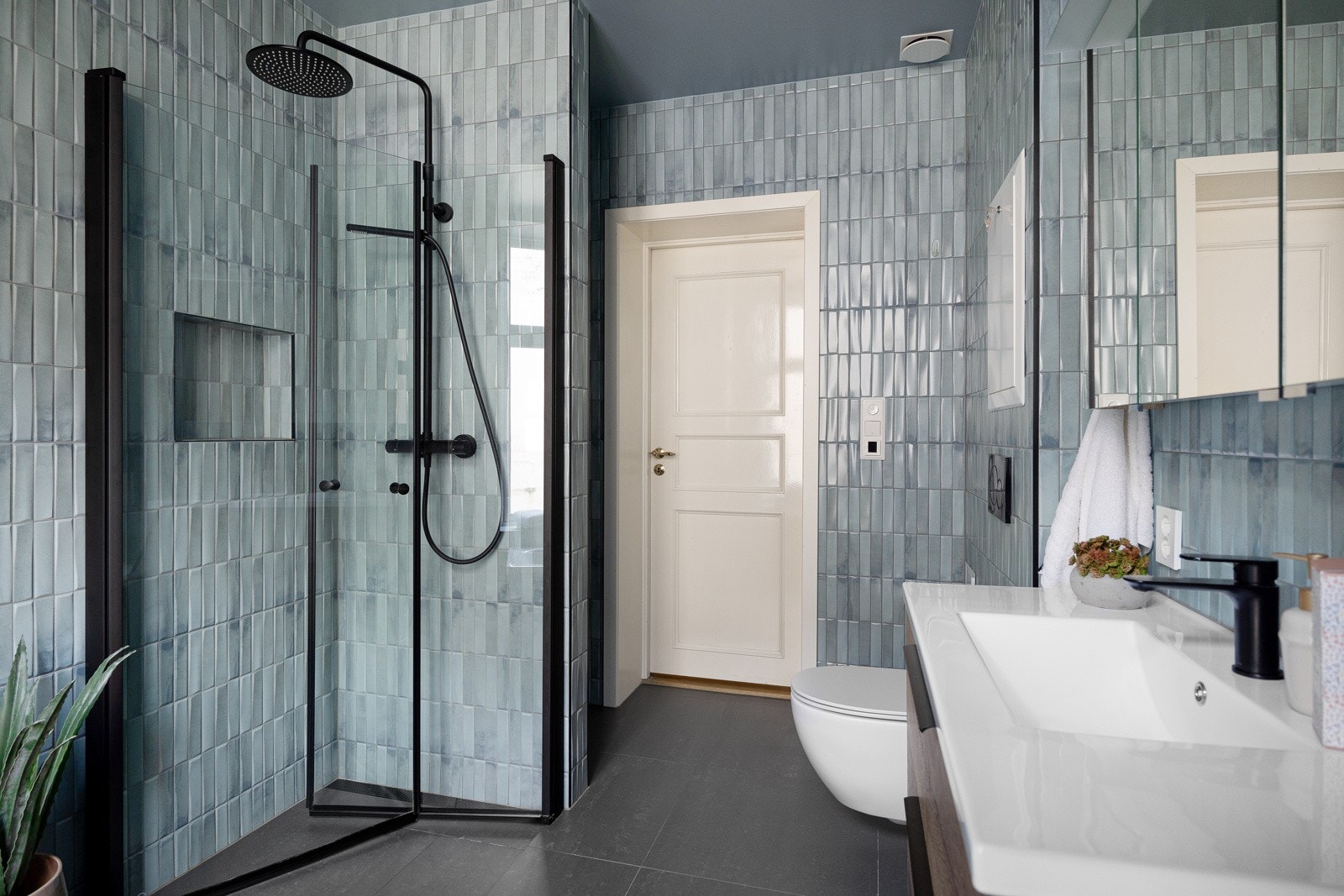 I dusjen er det innfelt hylle, noe som både er praktisk og delikat. Galleribilde