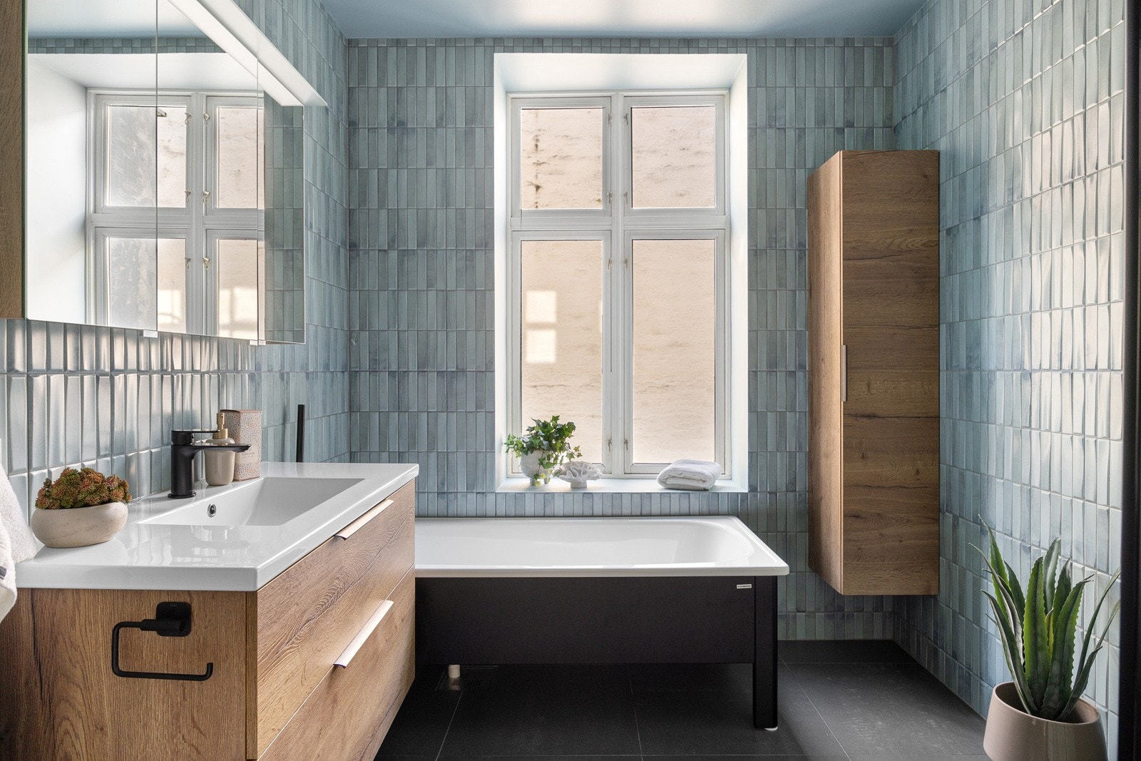 Delikat, flislagt bad, rehabilitert i 2021. Galleribilde