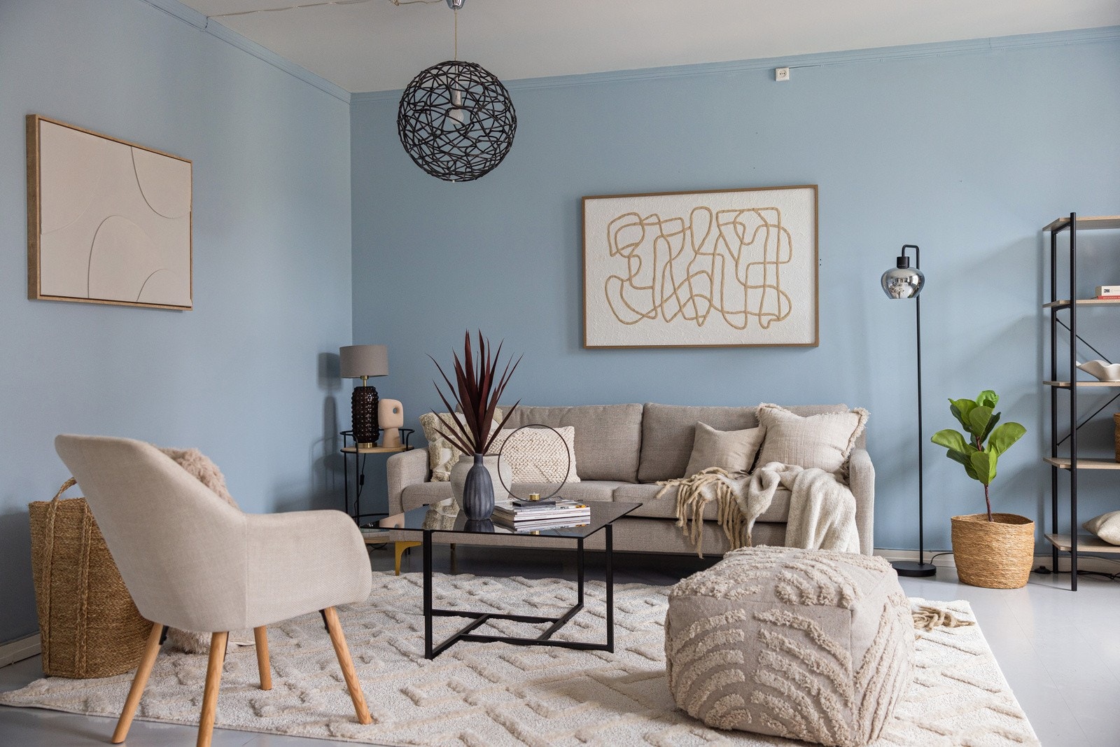 God plass til sofagruppe og tilhørende møblement. Galleribilde