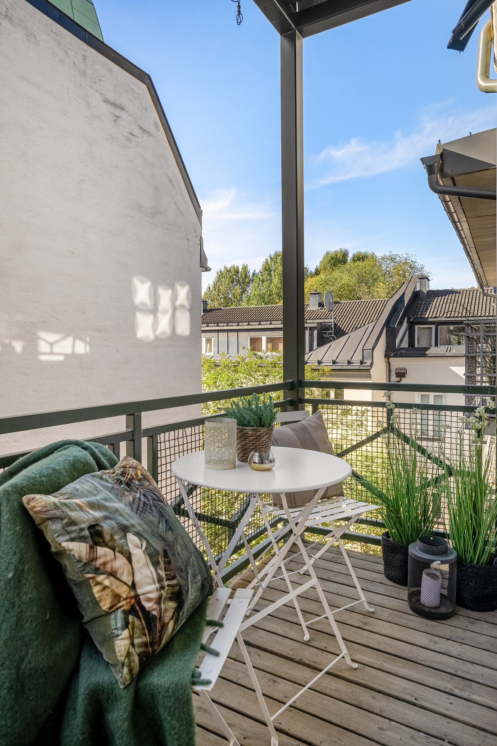 Hyggelig balkong med plass til sittegruppe. Galleribilde