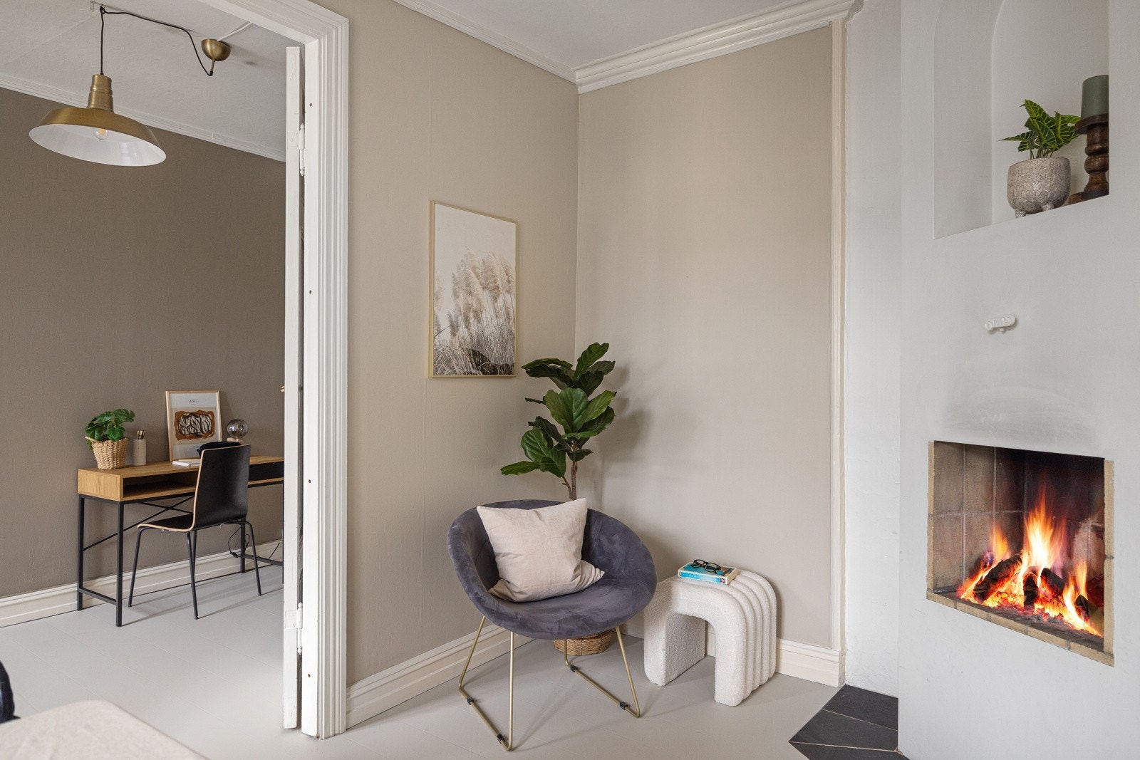 Hyggelig spisestue med peisovn. Galleribilde