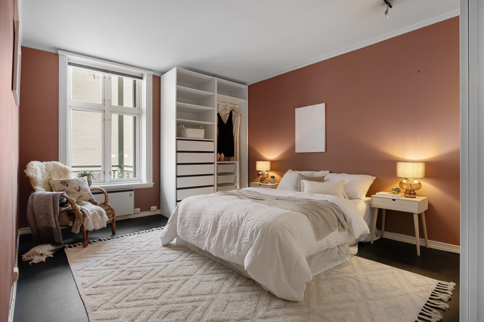 Hovedsoverommet er av god størrelse med plass til dobbeltseng, nattbord og garderobeskap. Galleribilde