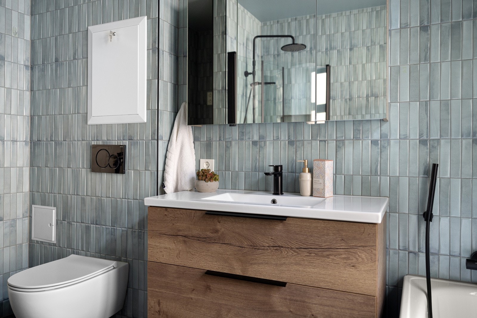 Legg merke til de nydelige veggflisene i kombinasjon med sorte detaljer. Galleribilde