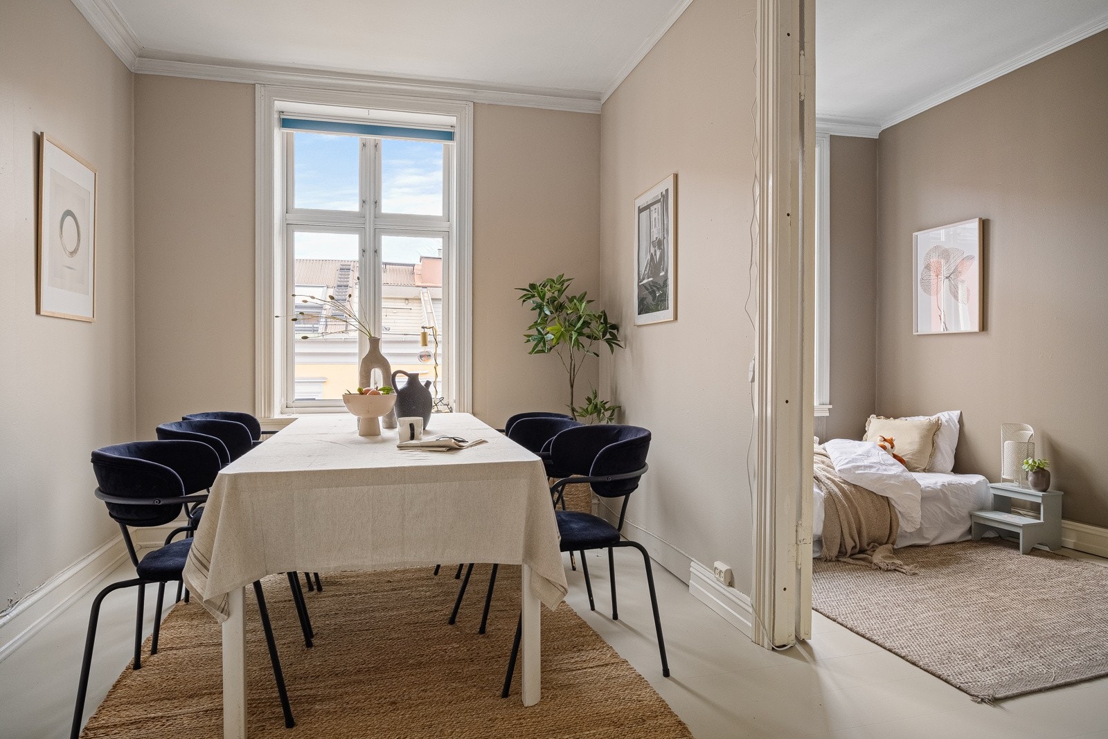 Soverom 2 har inngang via dobbeltdører fra spisestue/soverom 3 og via entrèen. Galleribilde