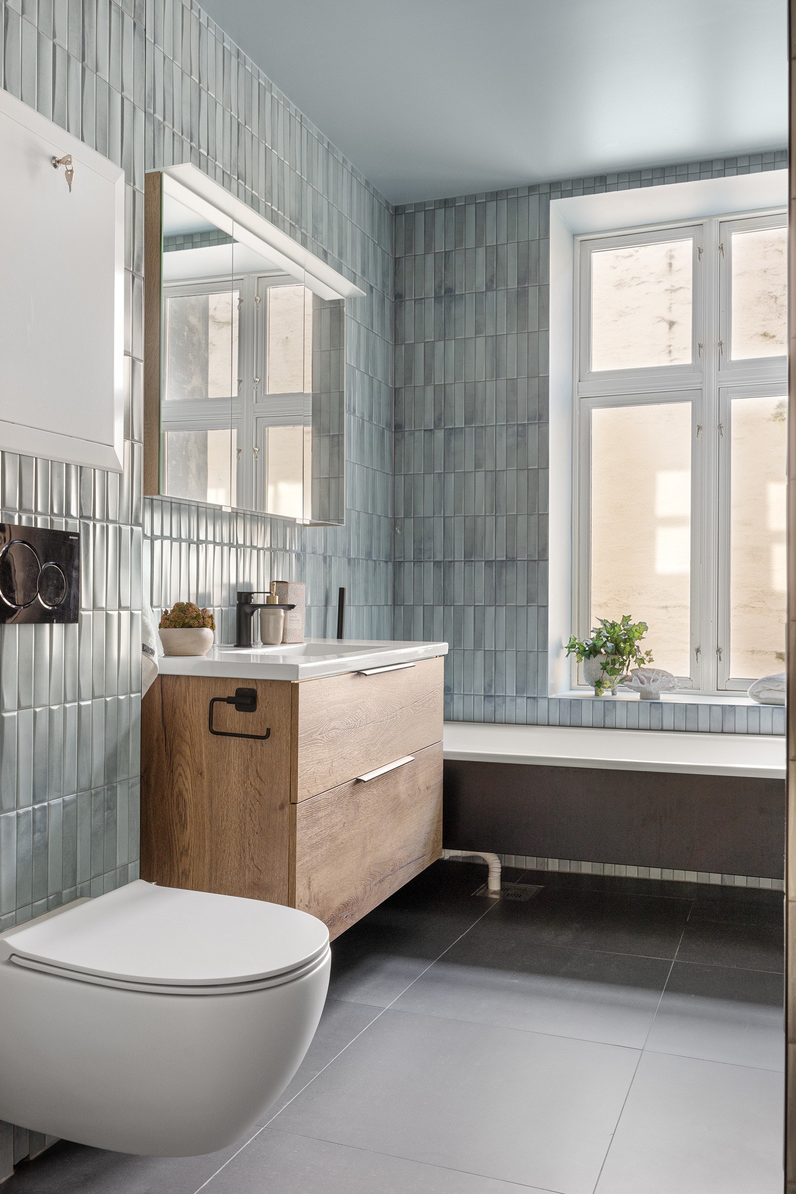 På gulvet er det lagt store, moderne fliser. Du har også varme i badegulvet. Galleribilde