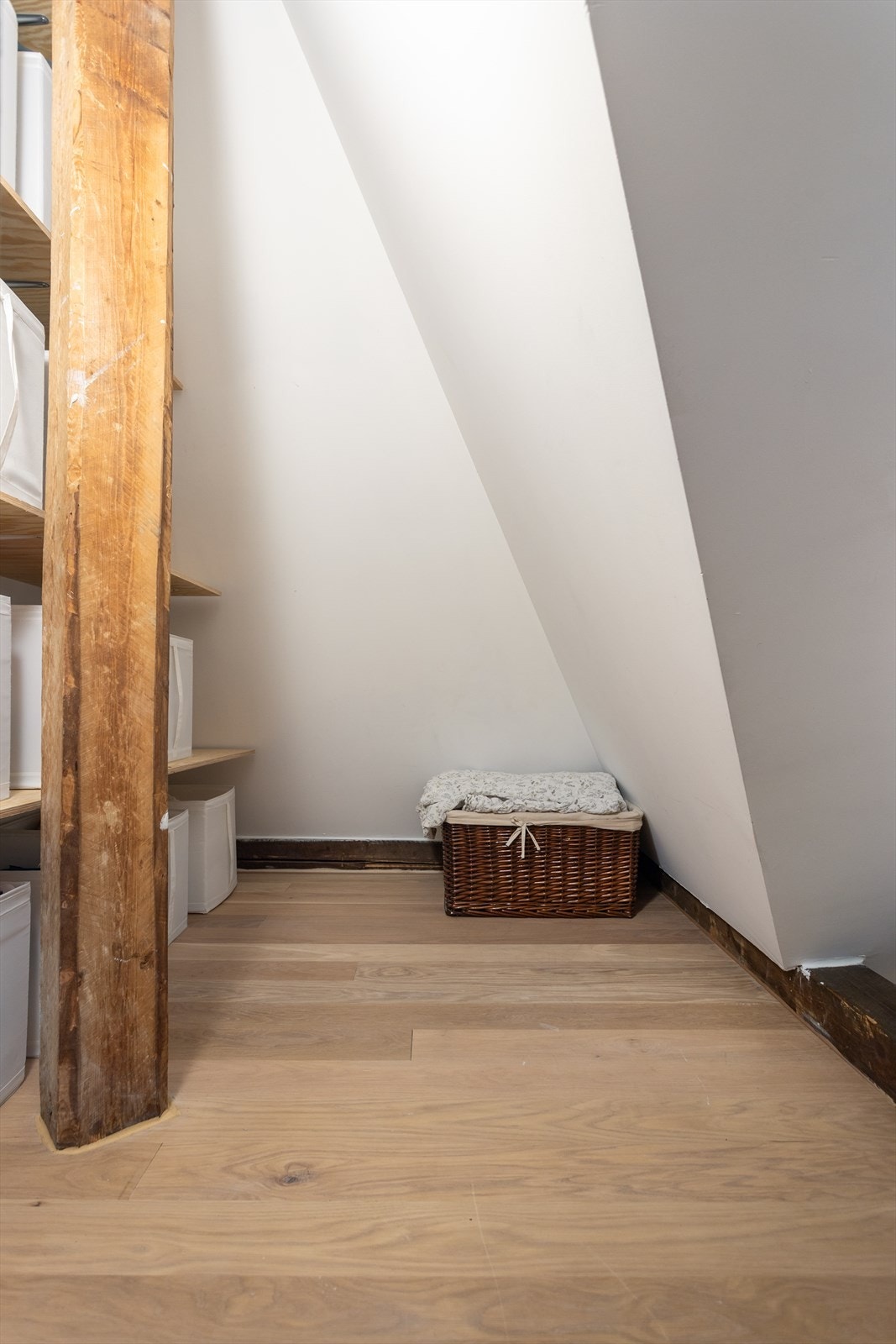 Her er det plass til oppbevaring av det man måtte ha behov for. Det er også kjellerbod på ca. 6 m² og utebod på 4 m². Galleribilde