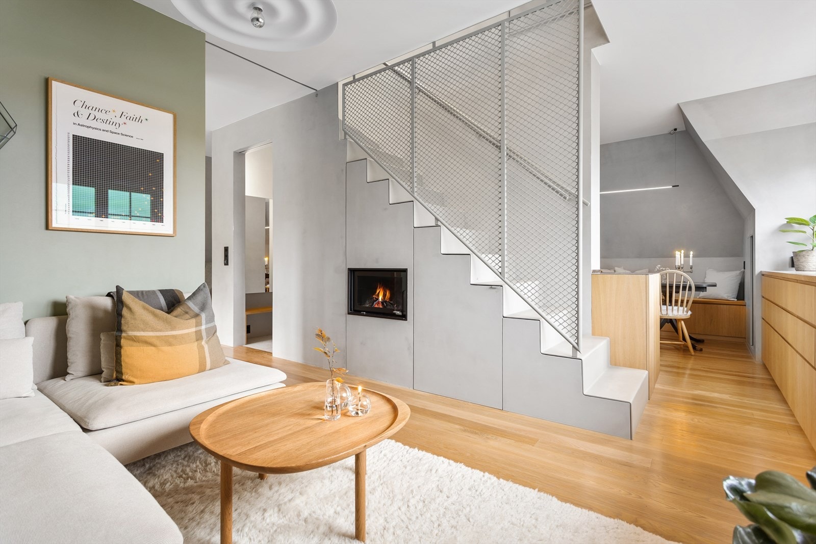 Løsningene er utformet og tegnet sammen med arkitekt for best mulig utnyttelse. Peisen er både et flott element til rommet samtidig som den varmer godt. Galleribilde