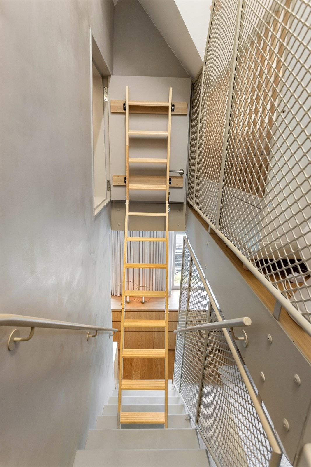 I tillegg er det kryploft for lagring inn fra luke i trapp på ca. 5 m². Galleribilde