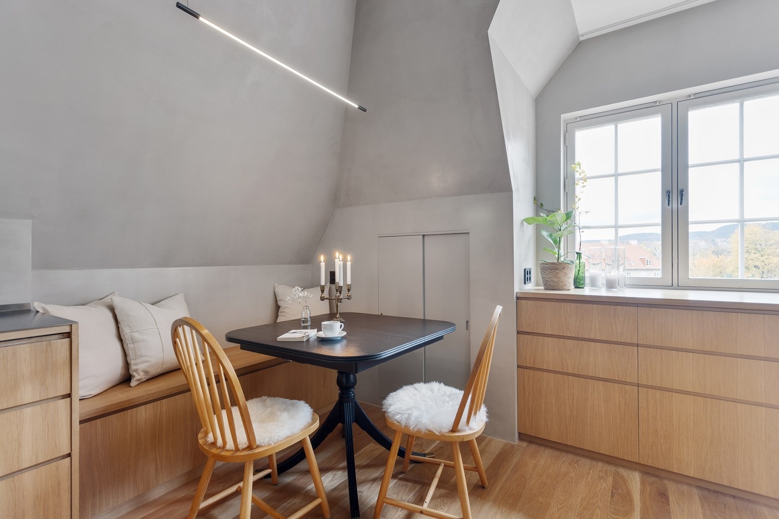 God lagringsplass i vegg og benk ved spisebord. Galleribilde