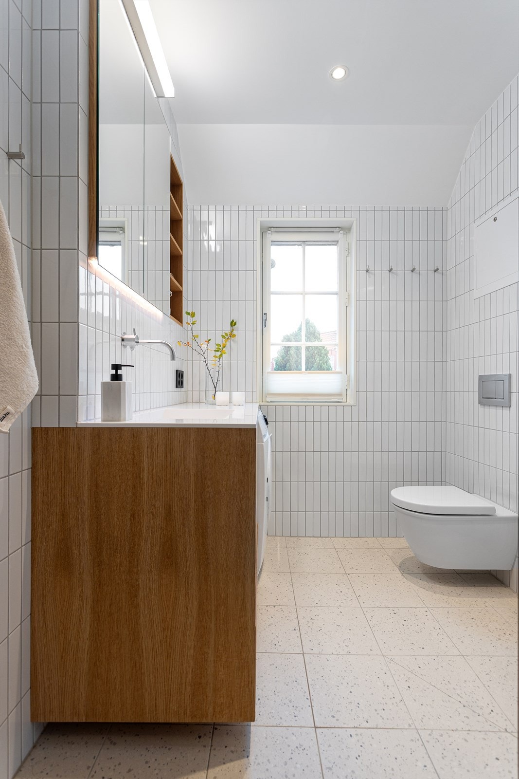 Baderommet ligger i en fin tilknytning entréen og godt tilbaketrukket fra boligens oppholdsrom. Galleribilde