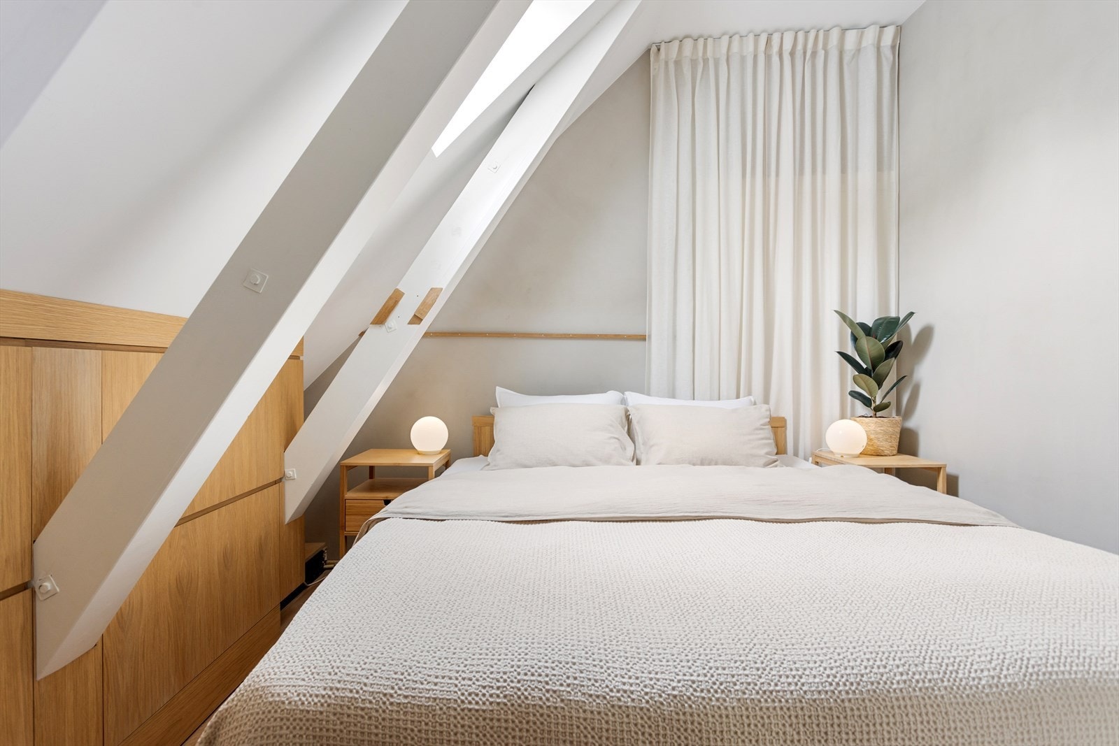 Soverommet oppleves lunt og behagelig med plass til dobbeltseng. Galleribilde