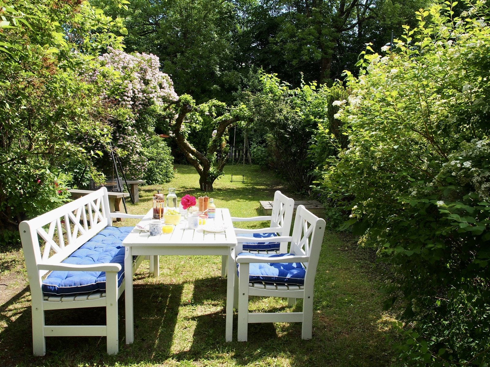 Hageidyll | Selgers eget bilde. I hagen finner man blant annet epler, bringebær, rips og solbær. Galleribilde