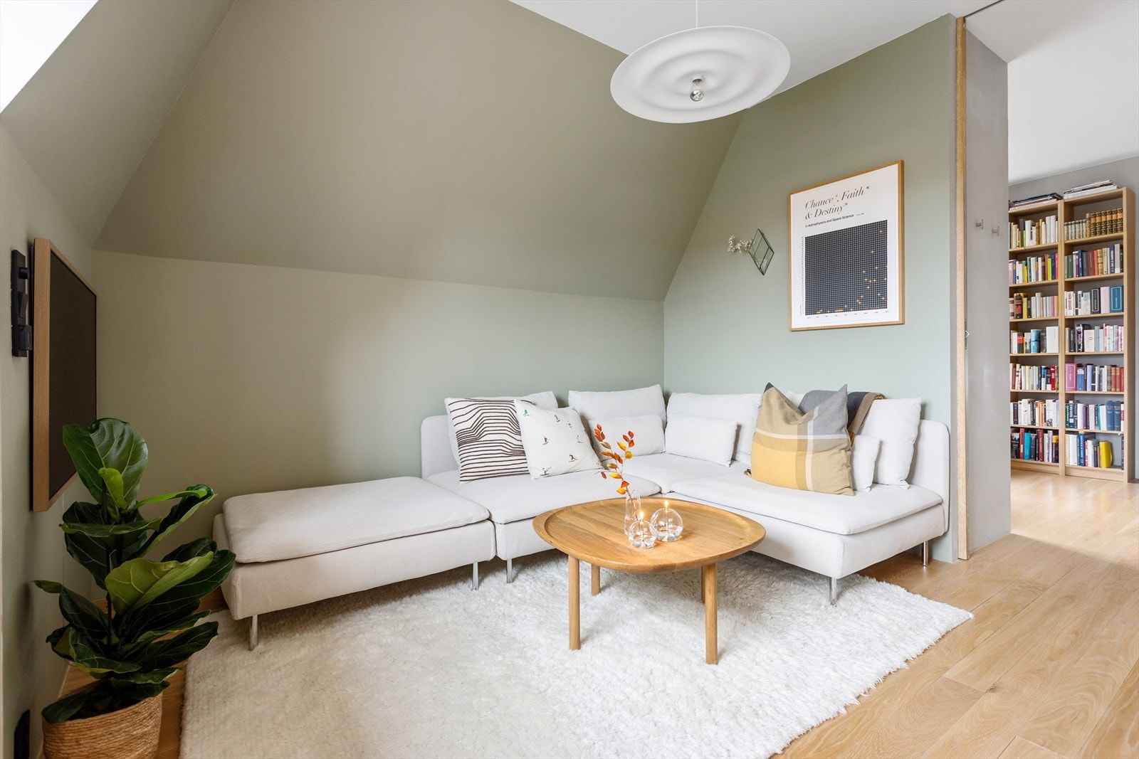 Det er varmefolie i alle rom med parkettgulv i 2.etasje, samt varmekabler på bad og i entré/gang. Galleribilde