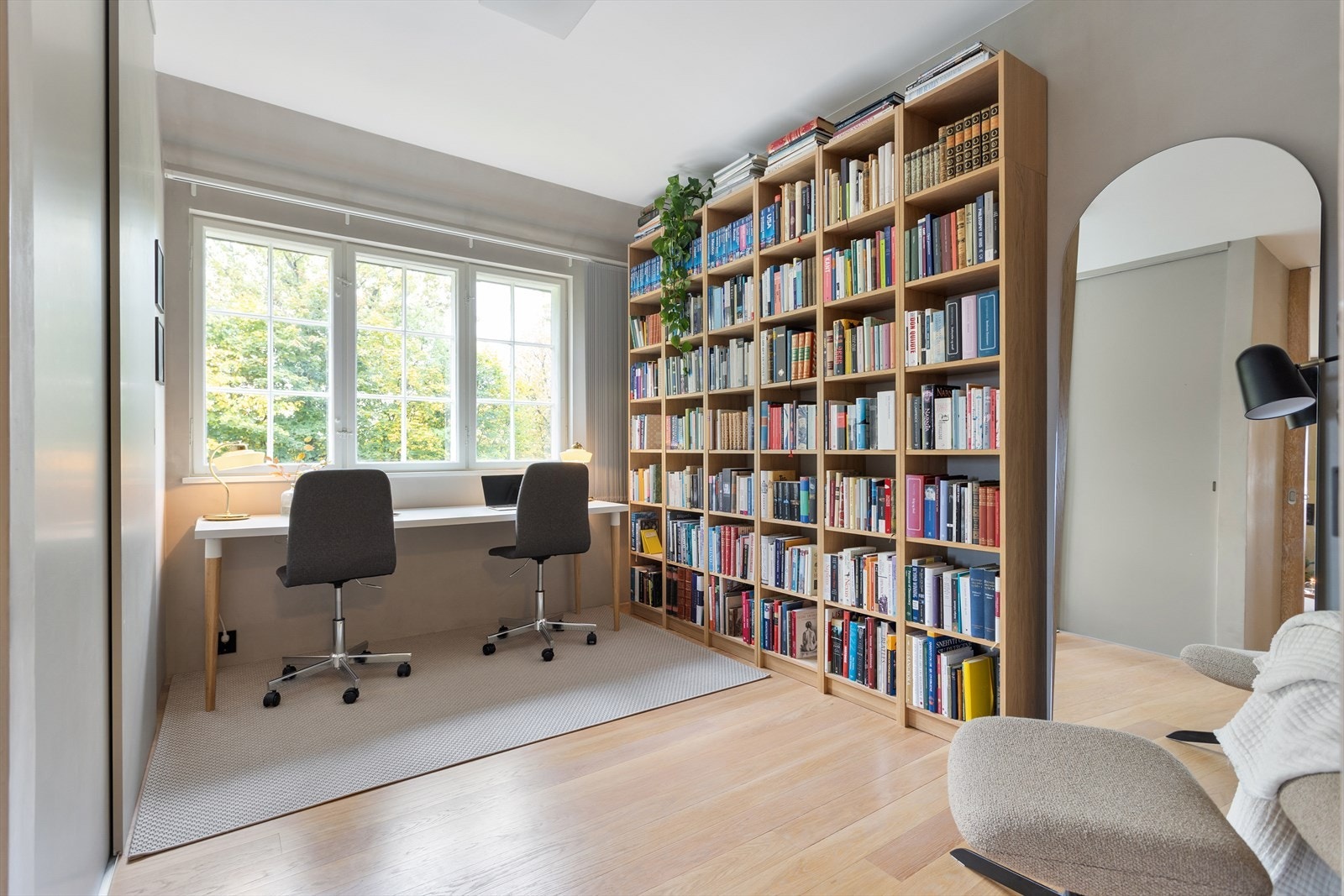 Rommet har mange bruks- og innredningsmuligheter, og har tidligere blitt benyttet som hovedsoverom. I dag er rommet innredet som et praktisk kontor. Galleribilde