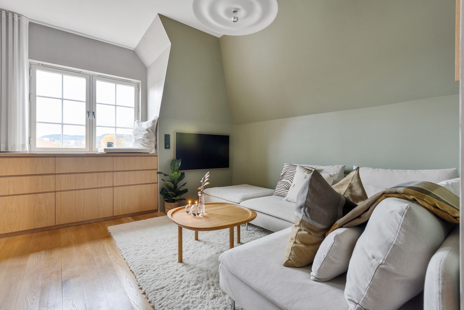 Enstavs eikeparkett på gulv og CPH detale med topcoat overflater på de fleste veggene i leiligheten - alt nytt i 2020. Stuen er malt i 2022. Takhøyden i stuen er 2,65 meter. Galleribilde