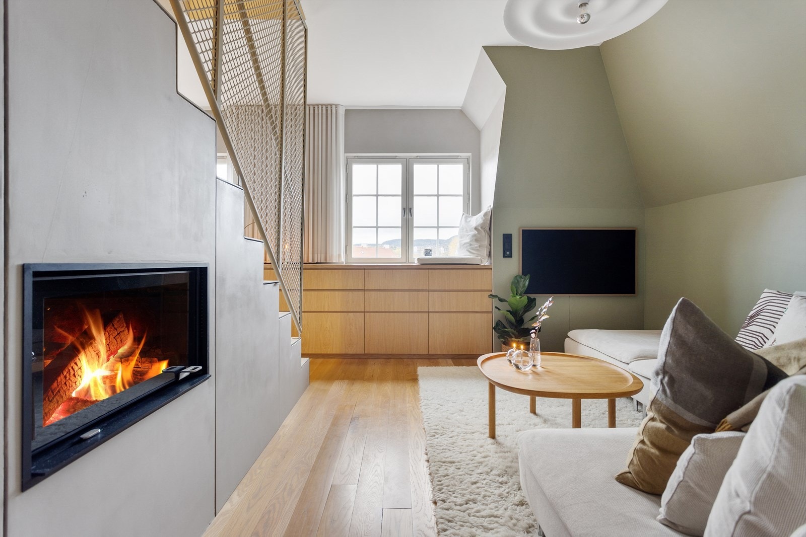 Det er svært praktiske oppbevaringsløsninger som er gjennomgående i alle rom i leiligheten. Under trappen er det blant annet god plass til ekstra lagring. Galleribilde