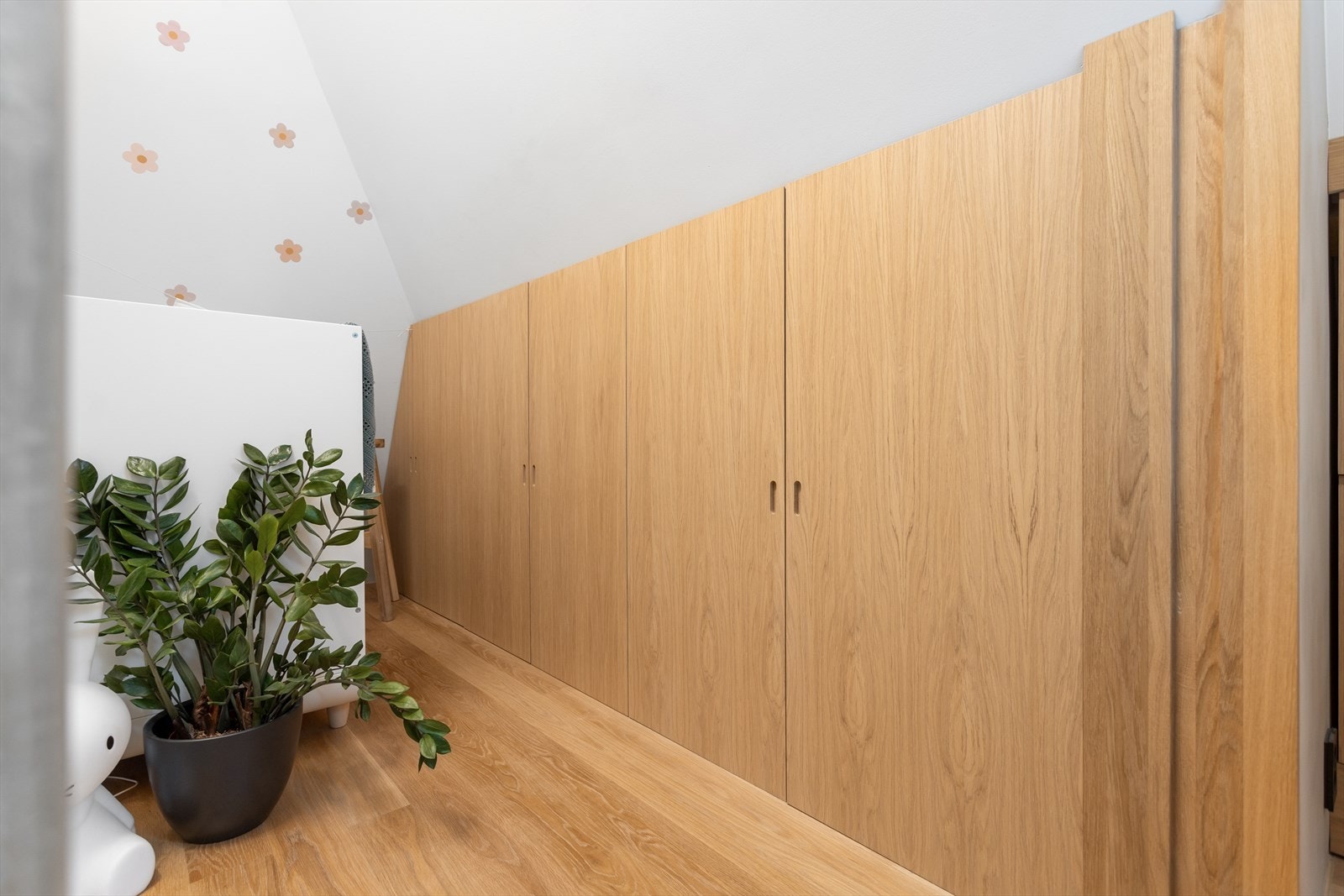 Det er også lagringsplass i snekkerbygde skap langs veggen. Galleribilde