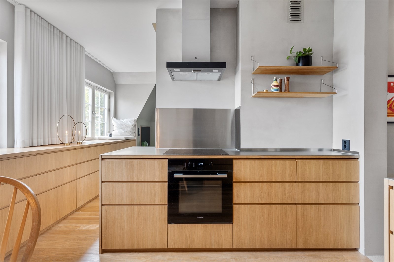 Det er kullfiltervifte, integrert komfyr, induksjon platetopp, oppvaskmaskin, kjøleskap og fryser. Waterguard og komfyrvakt montert. Galleribilde