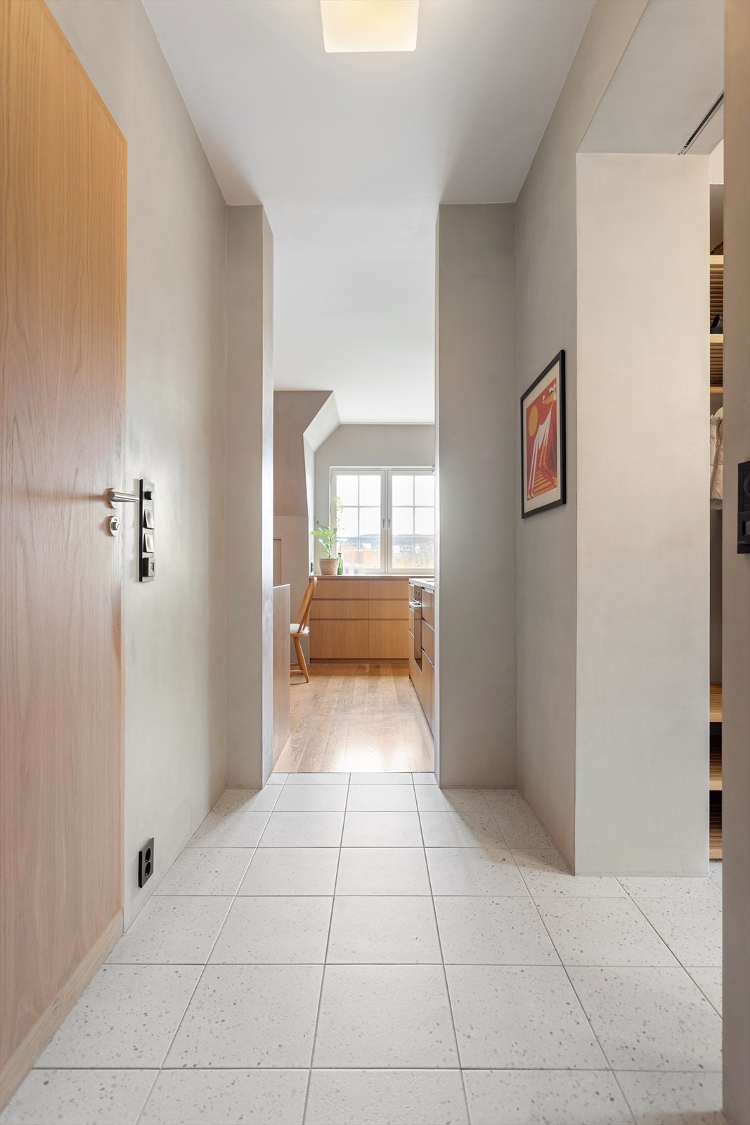 Detaljer | Fra entréen til kjøkkenet. Galleribilde